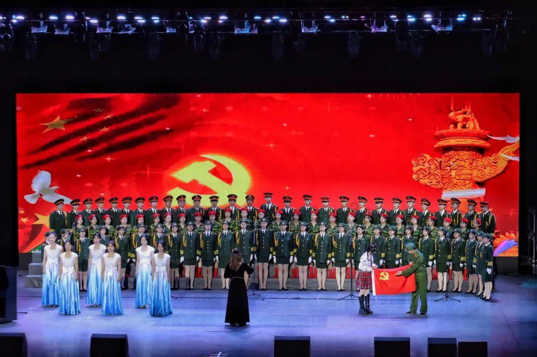 两名男孩偷走柯基后,卖给狗肉车落入狗贩子手里,女生及时赎回来